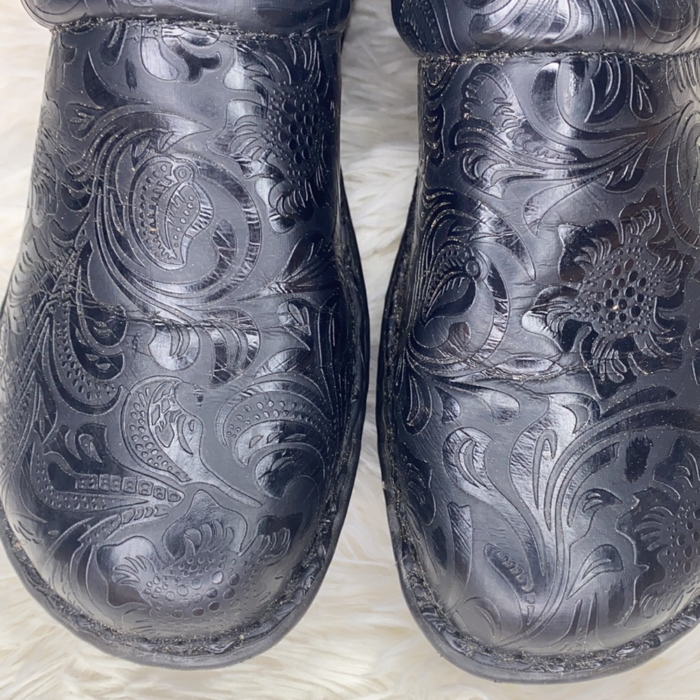 BOC Black Leather Floral Embossed Slip On Wedged Clogs Size 7.5 - Picture 4 of 9